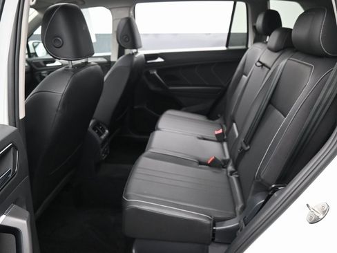 Used 2023 Volkswagen Tiguan SE w/ Panoramic Sunroof Package image 28