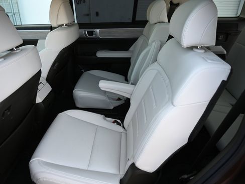 Used 2025 Hyundai Santa Fe Calligraphy image 11