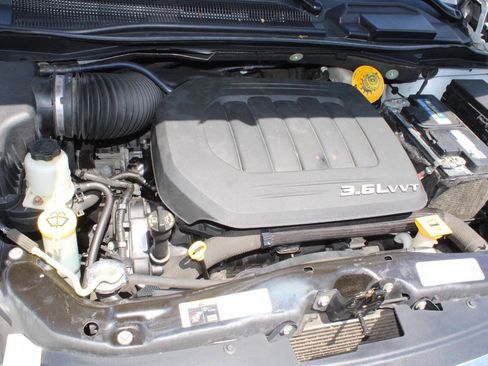 Used 2016 Chrysler Town & Country Touring FWD image 26