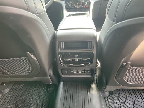 Used 2023 Jeep Grand Cherokee Limited w/ Black Appearance Package image 30