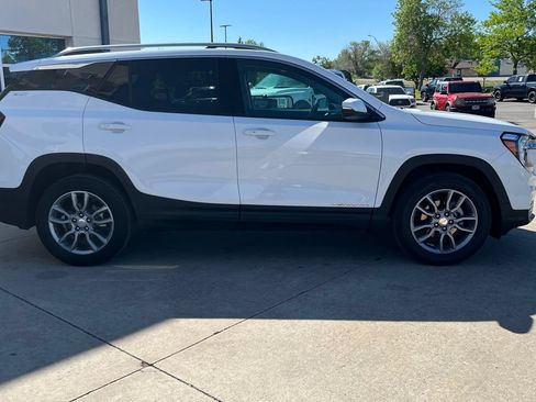 Used 2024 GMC Terrain SLT AWD/4WD image 3