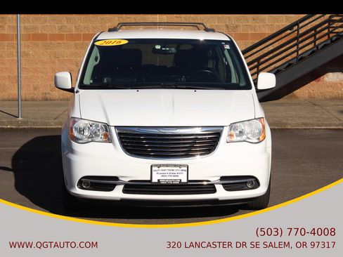 Used 2016 Chrysler Town & Country Touring w/ Driver Convenience Group FWD image 9