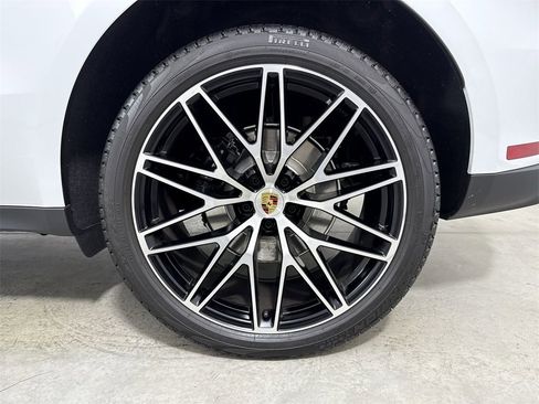 Certified 2025 Porsche Macan image 14