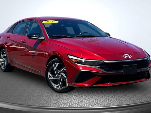 Used 2025 Hyundai Elantra Sport FWD image 3