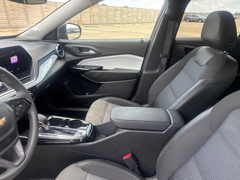 Used 2025 Chevrolet Trax LT FWD image 35