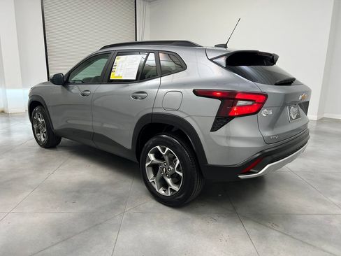 Used 2025 Chevrolet Trax LT w/ LT Convenience Package FWD image 5