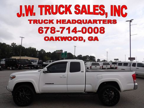 Used 2016 Toyota Tacoma SR5 w/ SR5 Appearance Package (SN) AWD/4WD image 2