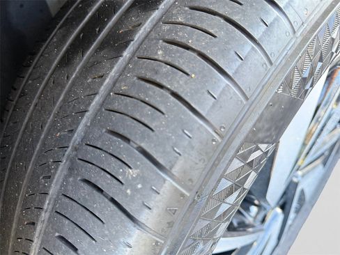 Used 2025 Volkswagen Atlas SE image 19