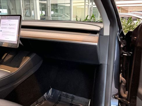 Used 2024 Tesla Model Y 2WD image 17