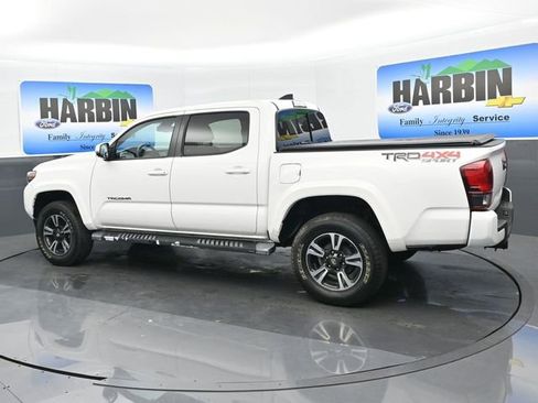 Used 2019 Toyota Tacoma TRD Sport AWD/4WD image 3