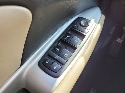 Certified 2018 Dodge Journey SE image 22