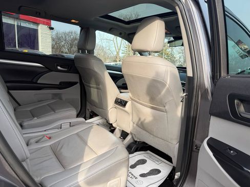 Used 2019 Toyota Highlander XLE AWD/4WD image 16