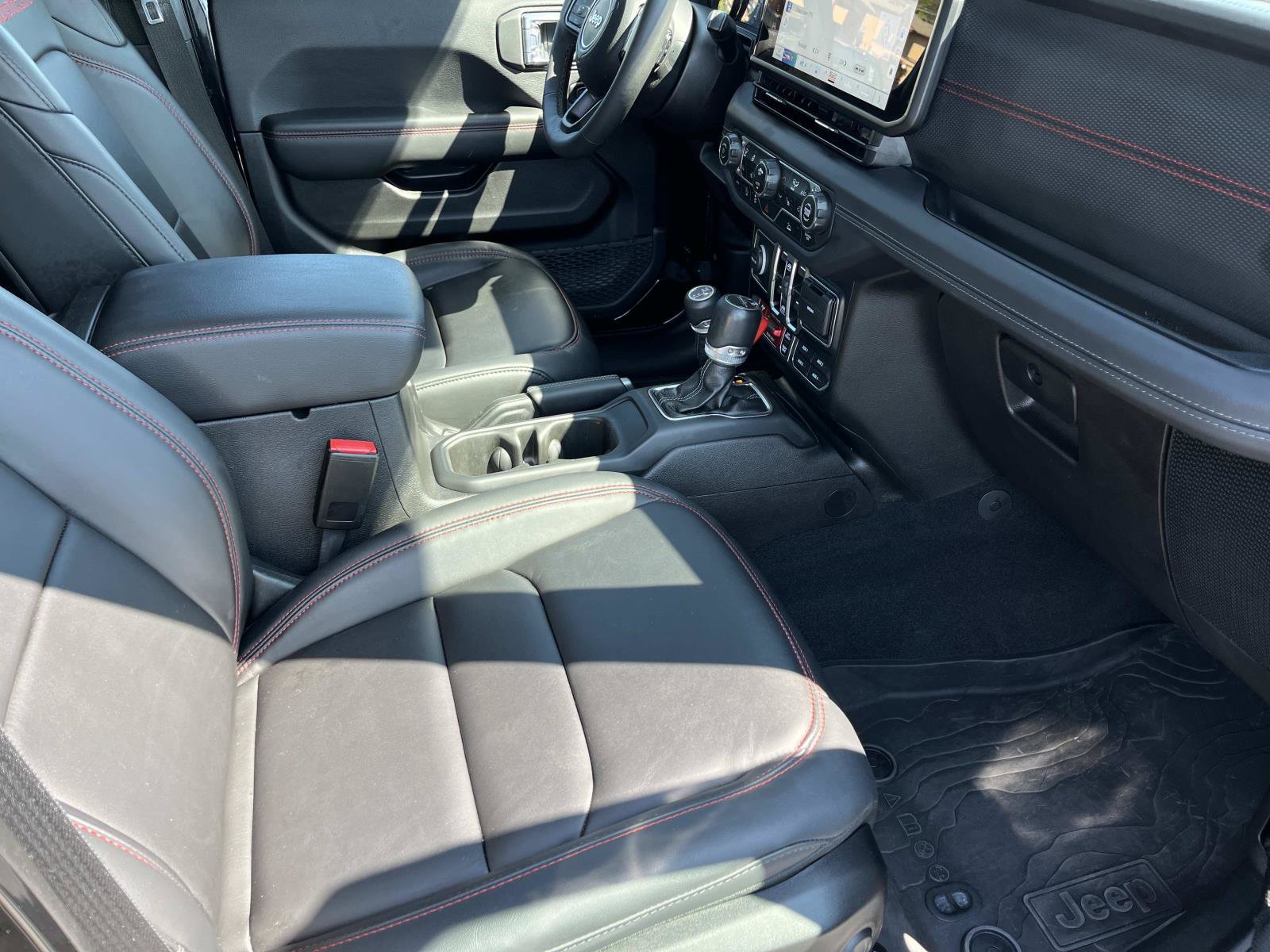 Used 2025 Jeep Gladiator Rubicon w/ Convenience Group AWD/4WD image 23