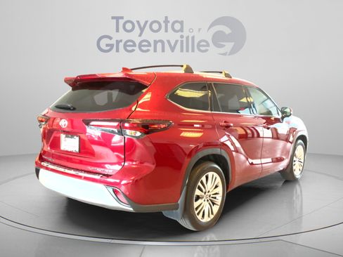 Certified 2024 Toyota Highlander Platinum AWD/4WD image 6