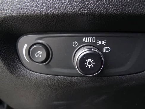 Used 2023 Chevrolet Traverse LT image 18