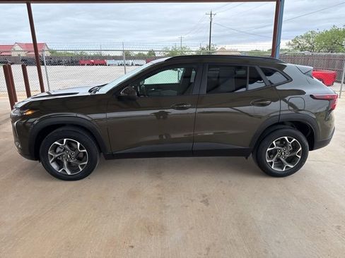 Used 2024 Chevrolet Trax LT w/ Driver Confidence Package FWD image 4