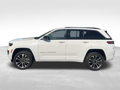 Used 2023 Jeep Grand Cherokee Overland w/ Luxury Tech Group IV AWD/4WD image 6