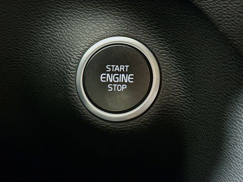 Used 2023 Volvo XC40 B5 Plus image 21