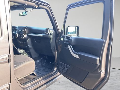 Used 2017 Jeep Wrangler Unlimited Rubicon w/ Connectivity Group AWD/4WD image 25