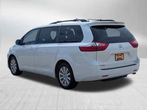 Used 2017 Toyota Sienna XLE AWD/4WD image 5