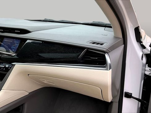 Used 2022 Cadillac XT6 Premium Luxury w/ Technology Package FWD image 19
