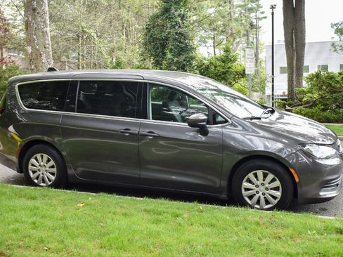 Used 2019 Chrysler Pacifica L FWD image 10