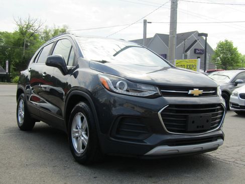 Used 2017 Chevrolet Trax LT w/ Sun & Sound Package FWD image 1
