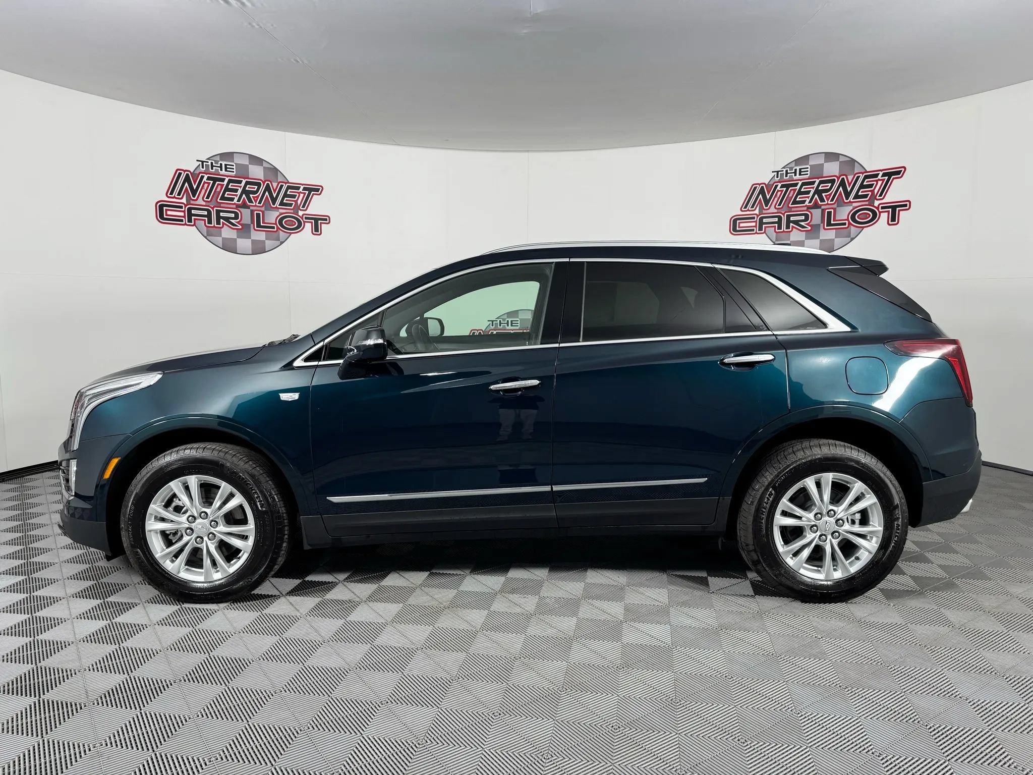 Used 2025 Cadillac XT5 Luxury w/ LPO, Floor Liner Package AWD/4WD image 4