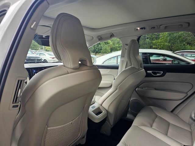 Used 2021 Volvo XC60 T5 Momentum w/ Advanced Package AWD/4WD image 9