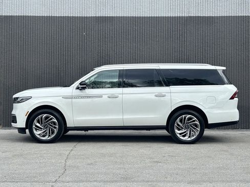 Certified 2025 Lincoln Navigator L Reserve AWD/4WD image 3