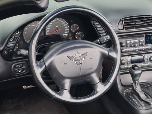 Used 2000 Chevrolet Corvette Convertible w/ Memory Pkg RWD image 18