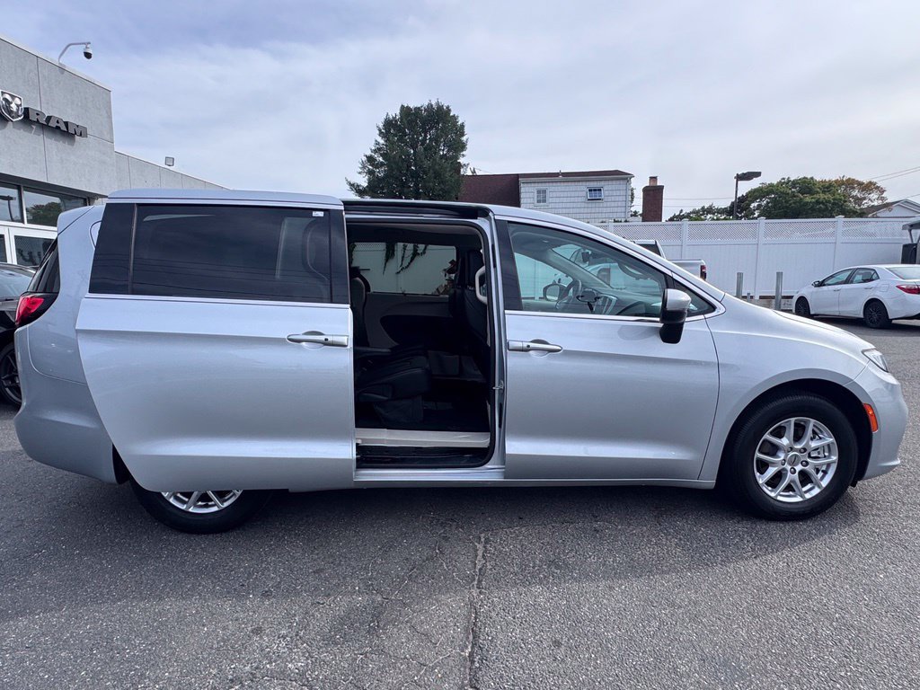 Used 2023 Chrysler Pacifica Touring-L FWD image 11