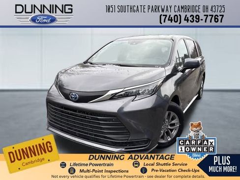 Used 2025 Toyota Sienna LE image 1
