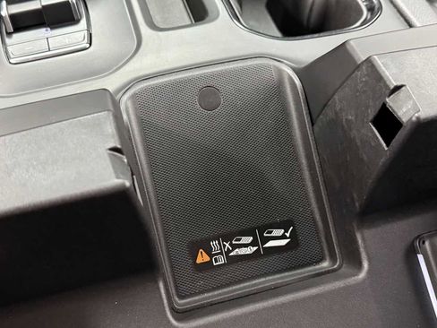 Used 2023 GMC Sierra 1500 AT4 image 32