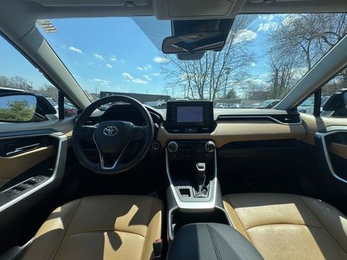 Used 2020 Toyota RAV4 XLE Premium image 15