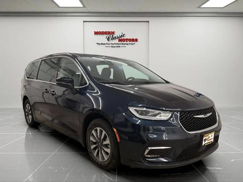 Used 2023 Chrysler Pacifica Touring-L FWD image 1