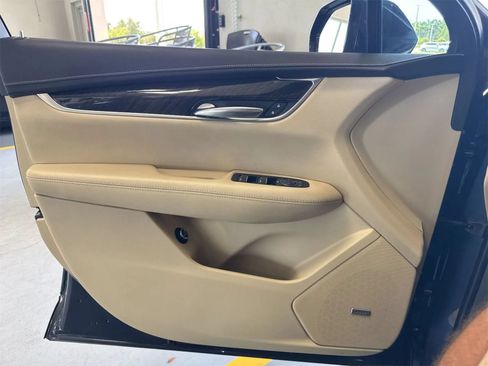 Used 2019 Cadillac XT5 FWD image 16