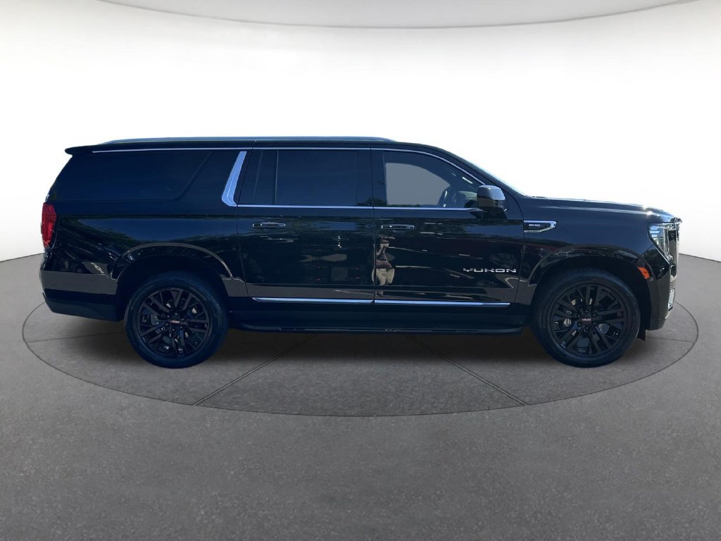 Used 2023 GMC Yukon XL SLT AWD/4WD image 7