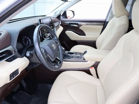 Certified 2021 Toyota Highlander Limited image 10