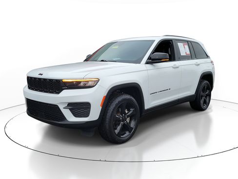 Used 2022 Jeep Grand Cherokee Altitude image 2