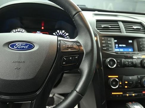 Certified 2018 Ford Explorer XLT FWD image 17