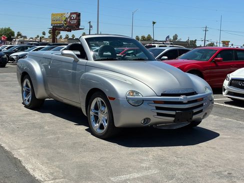 Used 2005 Chevrolet SSR w/ Preferred Equipment Group RWD image 12