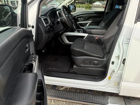 Used 2018 Nissan Titan SV w/ SV Convenience Package RWD image 9