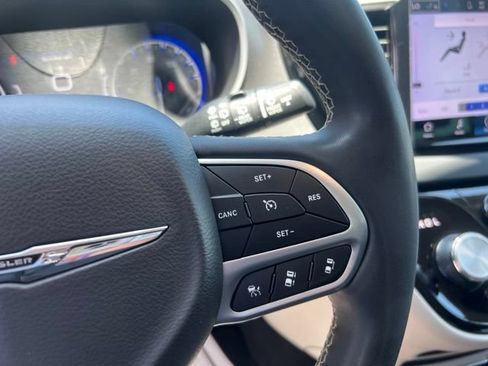 Used 2024 Chrysler Pacifica Touring-L FWD image 19