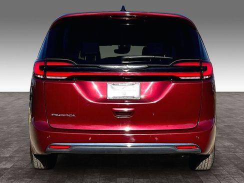 Used 2023 Chrysler Pacifica Touring-L FWD image 6