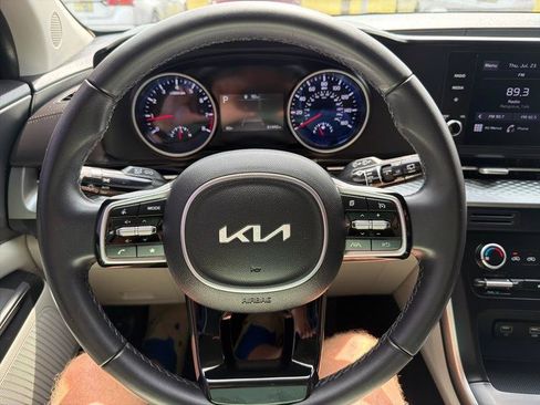 Used 2024 Kia Carnival LX FWD image 16
