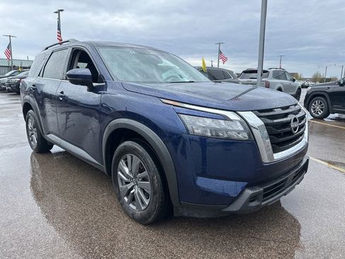 Used 2025 Nissan Pathfinder SV image 4