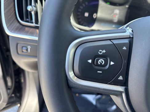 Used 2022 Volvo XC60 B5 Momentum AWD/4WD image 28