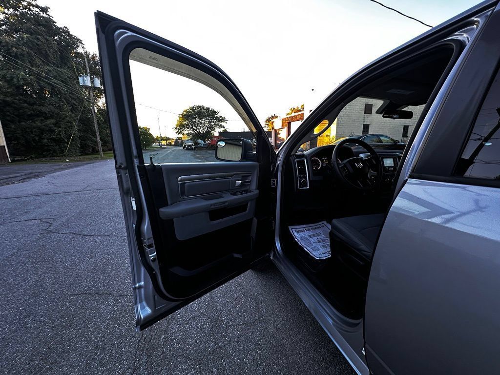 Used 2019 RAM 1500 Classic SLT AWD/4WD image 19