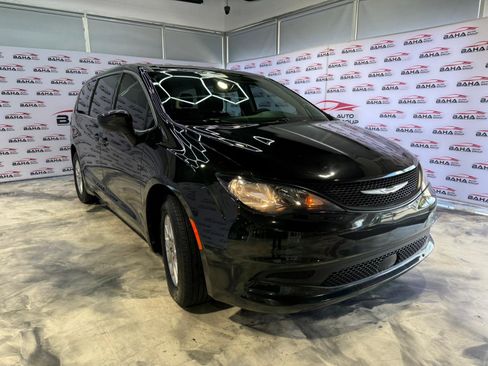 Used 2023 Chrysler Voyager LX image 4